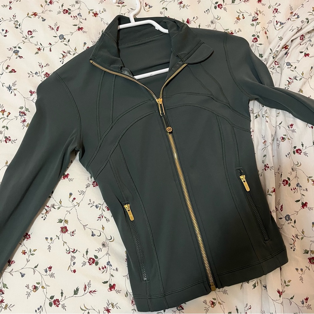 lululemon define jacket crop dark forest/gold zip